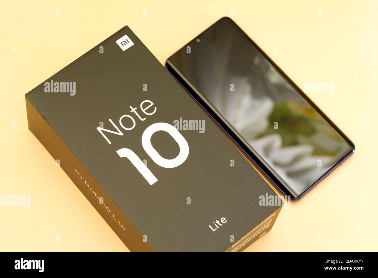 Xiaomi mi nota 10 lite nuovo telefono e scatola, nero su sfondo color pesca  Foto stock - Alamy