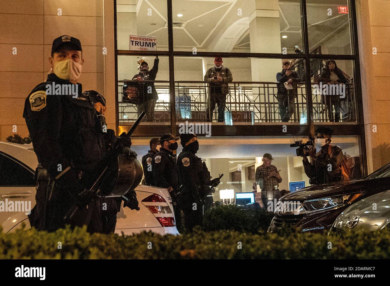 Washington, Stati Uniti. 14 novembre 2020. Un sostenitore pro Tump tiene un cartello nella finestra del Capitol Hilton dopo che una scaramoia ha avuto luogo nel vialetto quando i marchers dal 'MILLA MAGA March' sono ritornati a Washington, DC sabato 14 novembre 2020. Foto di Ken Cedeno/UPI Credit: UPI/Alamy Live News Foto Stock