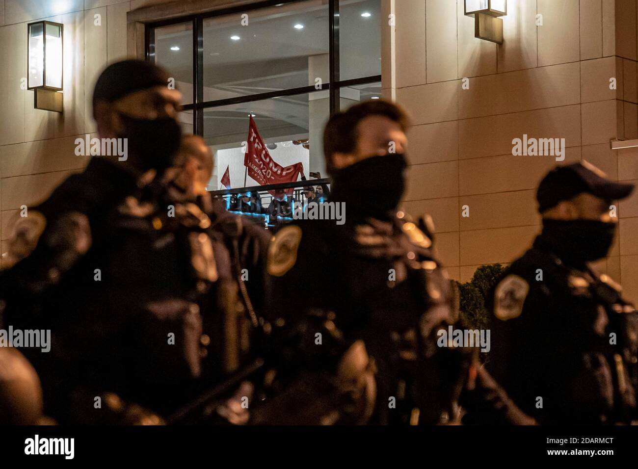 Washington, Stati Uniti. 14 novembre 2020. Un sostenitore pro tump tiene un cartello nella finestra del Capitol Hilton dopo che una schermaglia ha avuto luogo nel vialetto quando i marchers dal 'MILLA MAGA March' sono ritornati a Washington, DC sabato 14 novembre 2020. Foto di Ken Cedeno/UPI Credit: UPI/Alamy Live News Foto Stock