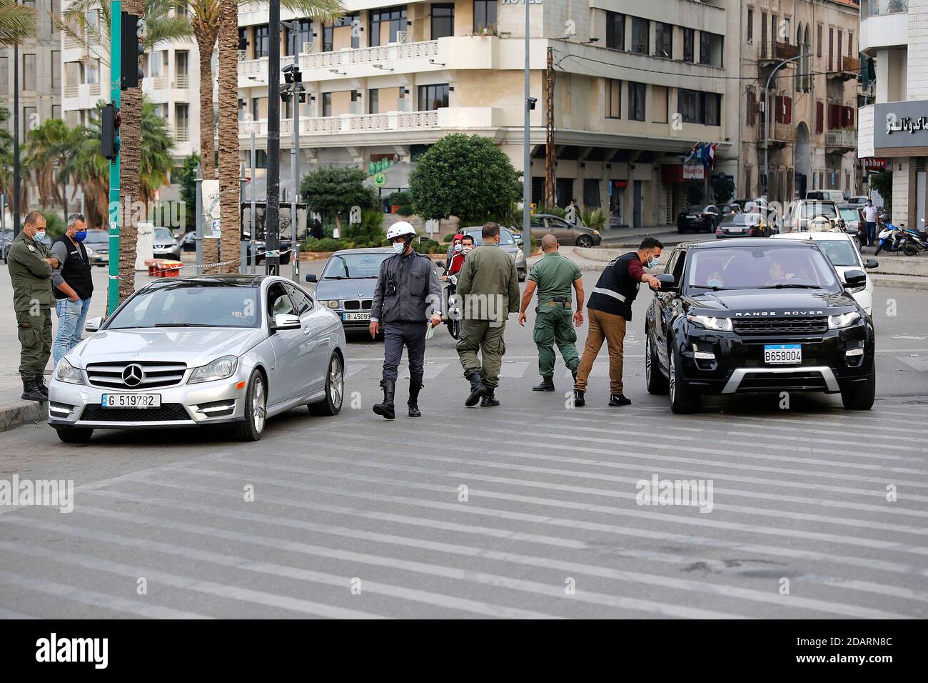 Beirut, Libano. 14 novembre 2020. La polizia controlla i veicoli mentre il paese ha avviato un blocco di due settimane per limitare la diffusione del coronavirus a Beirut, Libano, 14 novembre 2020. Ristoranti, bar, caffè, palestre e centri commerciali hanno chiuso le porte il sabato, quando il Libano è entrato nel suo primo giorno di un blocco di due settimane per limitare la diffusione del COVID-19. I veicoli sono autorizzati a guidare in giorni specifici in base al numero di targa. Tuttavia, la maggior parte delle strade nella capitale di Beirut erano vuote, segnalato LBCI canale TV locale. Credit: Bilal Jawich/Xinhua/Alamy Live News Foto Stock