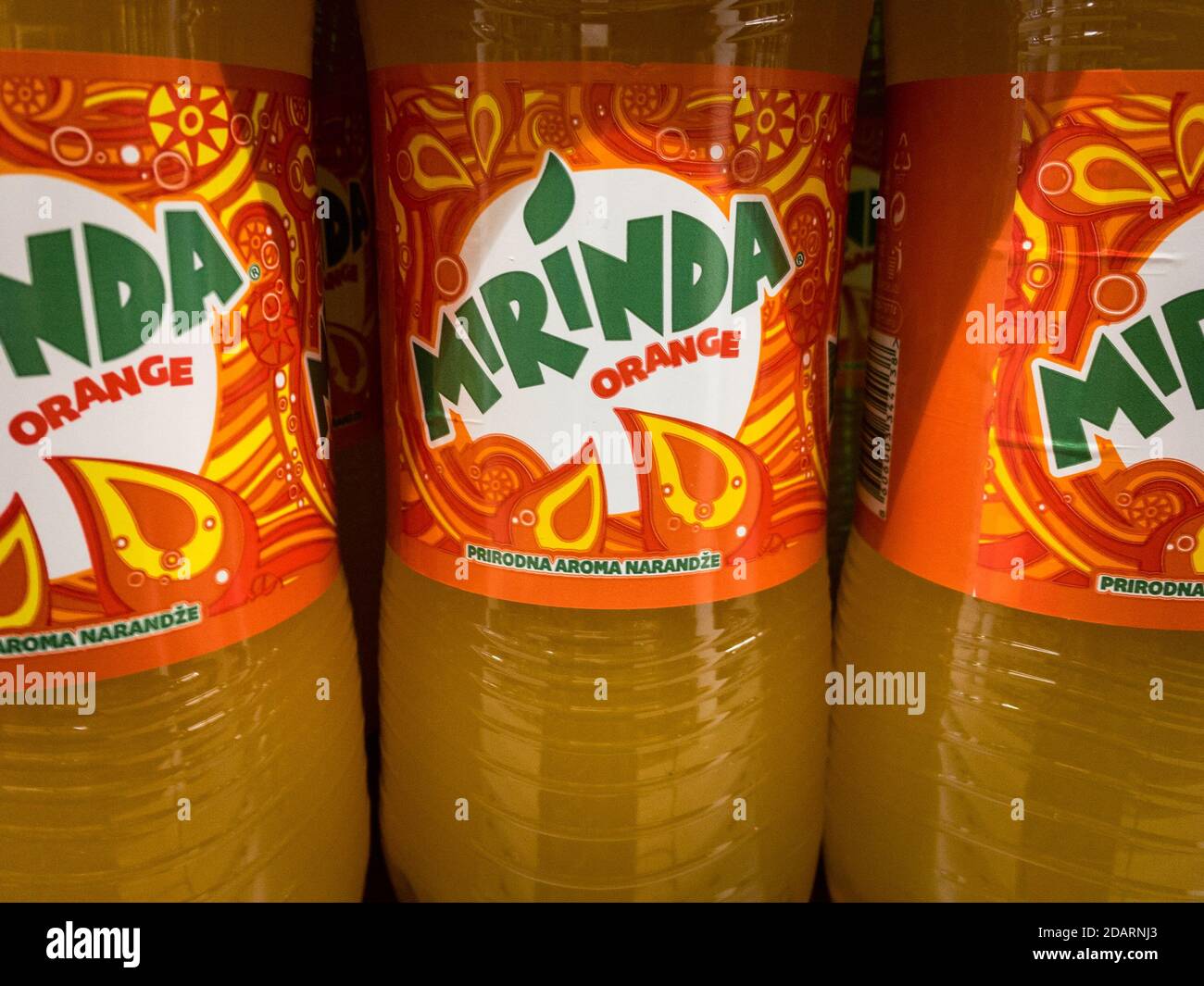 BELGRADO, SERBIA - 12 OTTOBRE 2020: Logo Mirinda Orange sulle bottiglie in vendita a Belgrado. Mirinda è un marchio spagnolo di bevande gassate Foto Stock