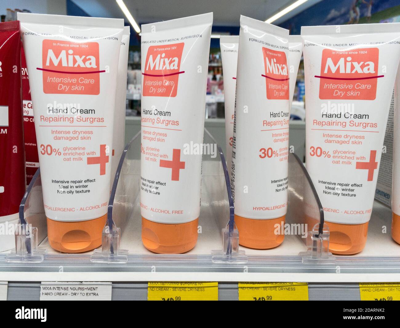 BELGRADO, SERBIA - 17 OTTOBRE 2020: Logo Mixa su alcune delle loro  bottiglie di crema di mani per. Mixa, parte di l'Oreal e Lascad, è un  marchio francese di Foto stock - Alamy