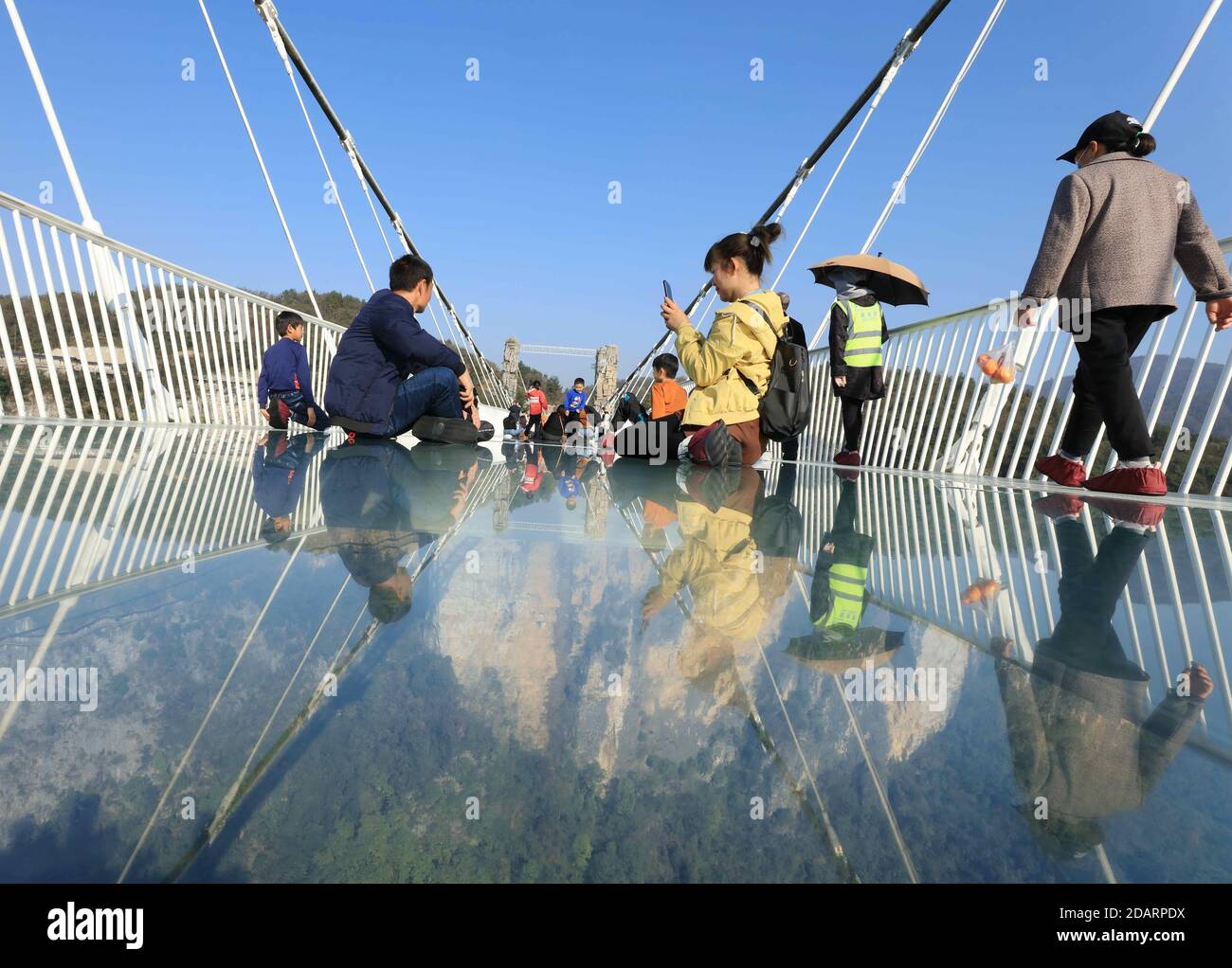 Zhangjiajie, provincia di Hunan in Cina. 14 novembre 2020. I turisti si godono su un ponte con fondo in vetro al Grand Canyon Zhangjiajie, provincia di Hunan della Cina centrale, il 14 novembre 2020. Gli sport all'aperto nei primi mesi invernali hanno attirato molti visitatori qui. Credit: WU Yongbing/Xinhua/Alamy Live News Foto Stock