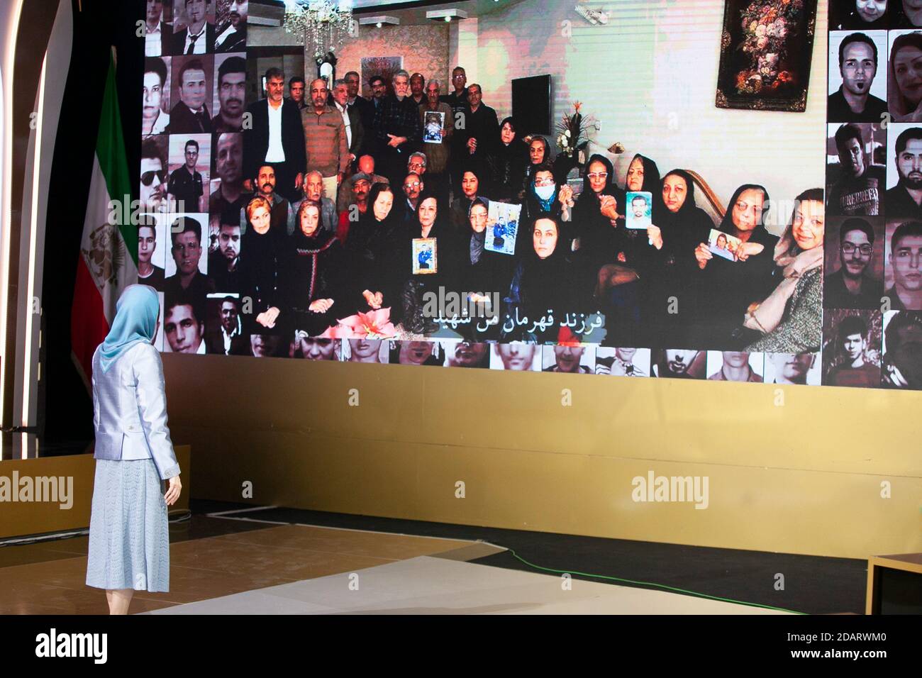 Manz, Albania. 10 Nov 2020. Maryam Rajavi, presidente eletto del Consiglio nazionale della resistenza iraniana (NCRI), guarda un manifesto di madri in Iran i cui bambini sono stati uccisi e uccisi dalle forze di sicurezza iraniane durante la rivolta del novembre 2019. La signora Rajavi stava partecipando ad una cerimonia per onorare i 1,500 manifestanti che hanno perso la vita. Credit: Siavosh Hosseini/SOPA Images/ZUMA Wire/Alamy Live News Foto Stock