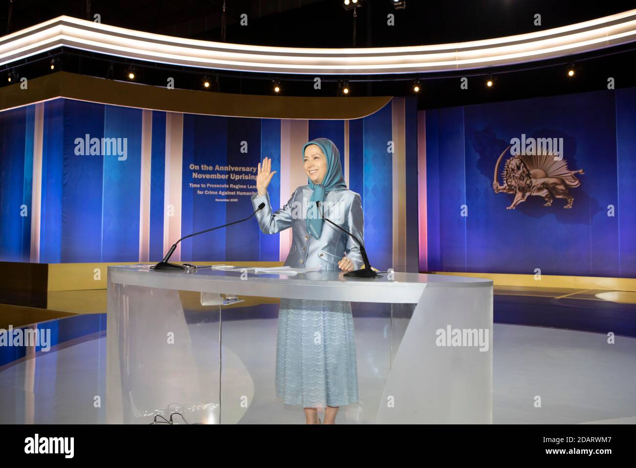 Manz, Albania. 10 Nov 2020. Maryam Rajavi, presidente eletto del Consiglio nazionale della resistenza iraniana (NCRI), parla durante una cerimonia per onorare 1,500 manifestanti uccisi dalle forze di sicurezza iraniane durante una rivolta a livello nazionale nel novembre 2019. Decine di legislatori e personalità politiche, nonché rappresentanti di 300 associazioni iraniane di tutto il mondo, hanno partecipato alla conferenza online da 2,400 sedi. Credit: Siavosh Hosseini/SOPA Images/ZUMA Wire/Alamy Live News Foto Stock