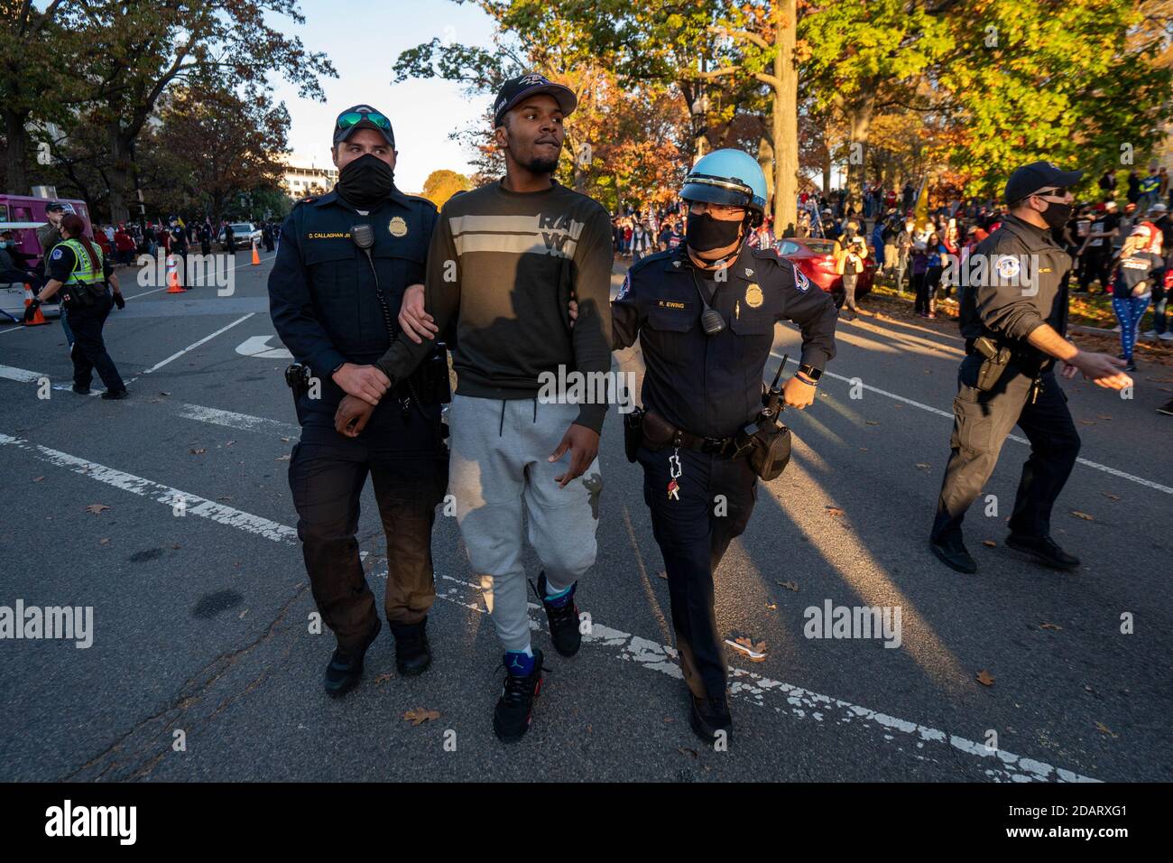 Washington, Stati Uniti. 14 novembre 2020. Un uomo è detenuto dopo uno scontro con alcuni dei "MYLION MAGA March" a Washington, DC sabato 14 novembre 2020. Alcuni membri del personale del presidente Trump stanno spingendo per mantenerlo in carica nonostante la vittoria del presidente eletto Joe Biden sia nei voti elettorali che nei voti popolari. Foto di Ken Cedeno/UPI Credit: UPI/Alamy Live News Foto Stock