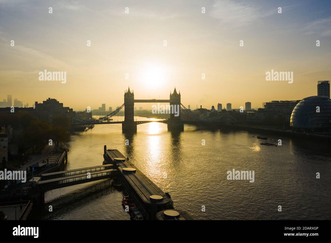 Vista aerea del Tower Bridge di Londra. Uno dei più famosi ponti e punti di riferimento di Londra. Bellissimo panorama della Torre di Londra Fr Foto Stock