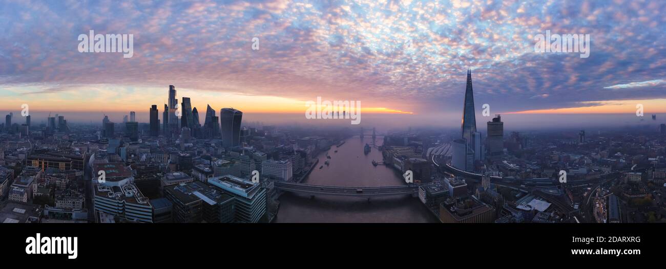 Skyline della città di Londra, vista panoramica dall'alba al mattino, Regno Unito Foto Stock