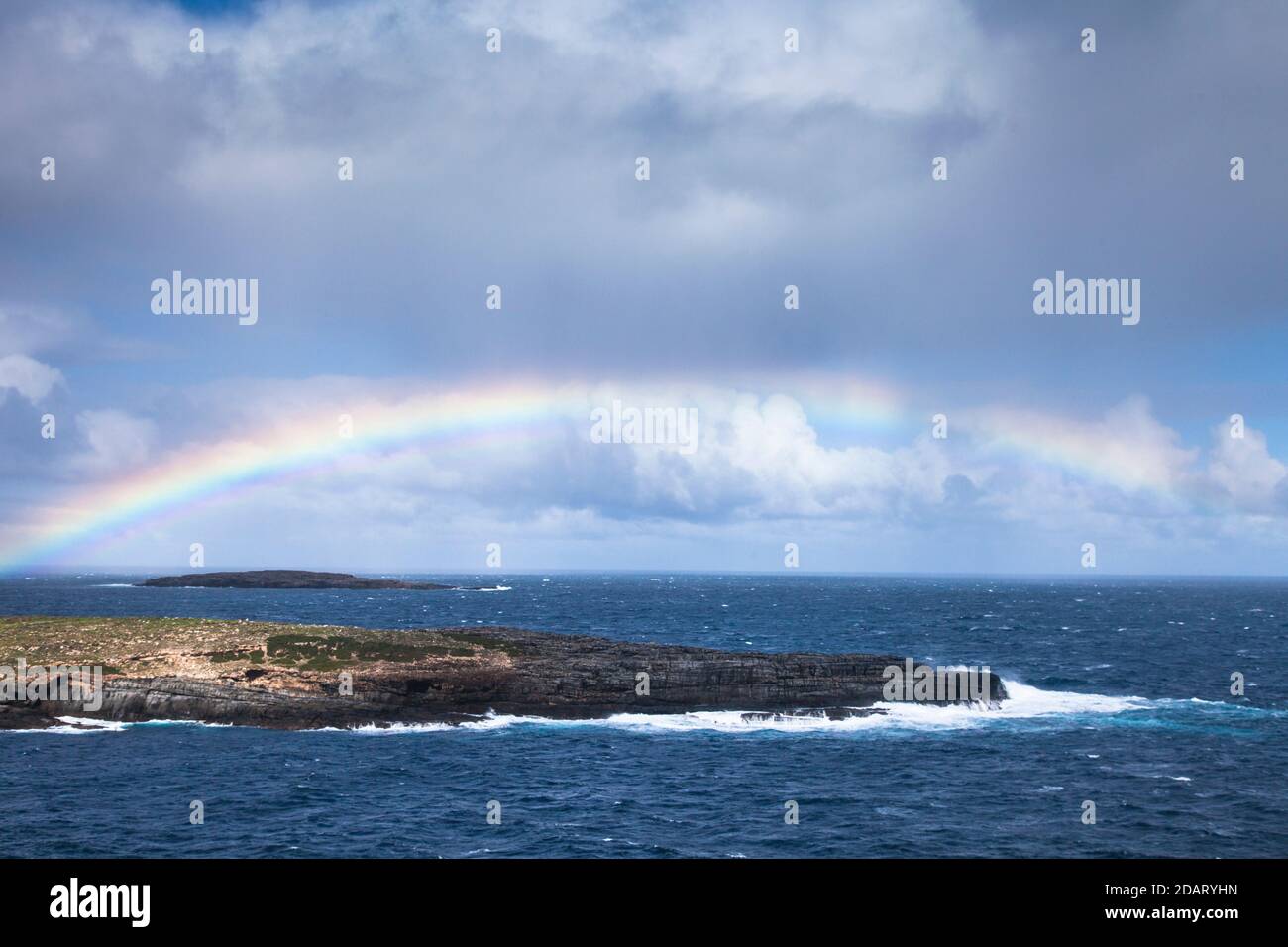 Arcobaleno sopra le isole Casuarina e l'Oceano Meridionale, Capo du Couedic, Flinders Chase National Park. Foto Stock