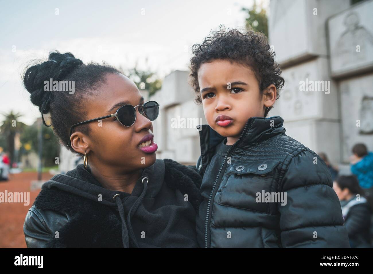 Madre afroamericana con suo figlio. Foto Stock