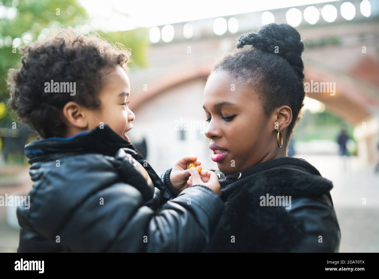 Madre afroamericana con suo figlio. Foto Stock