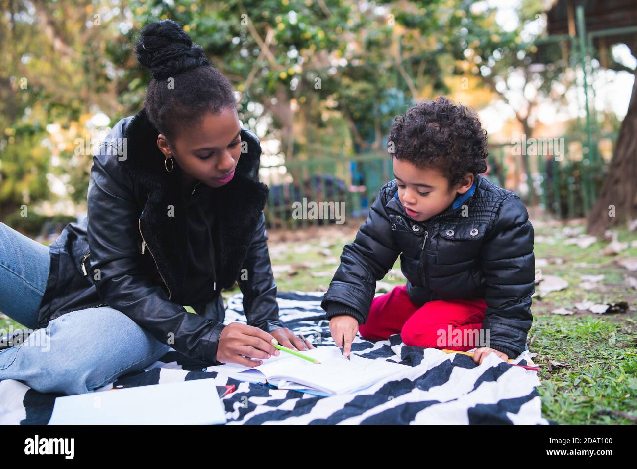 Madre afroamericana con suo figlio. Foto Stock