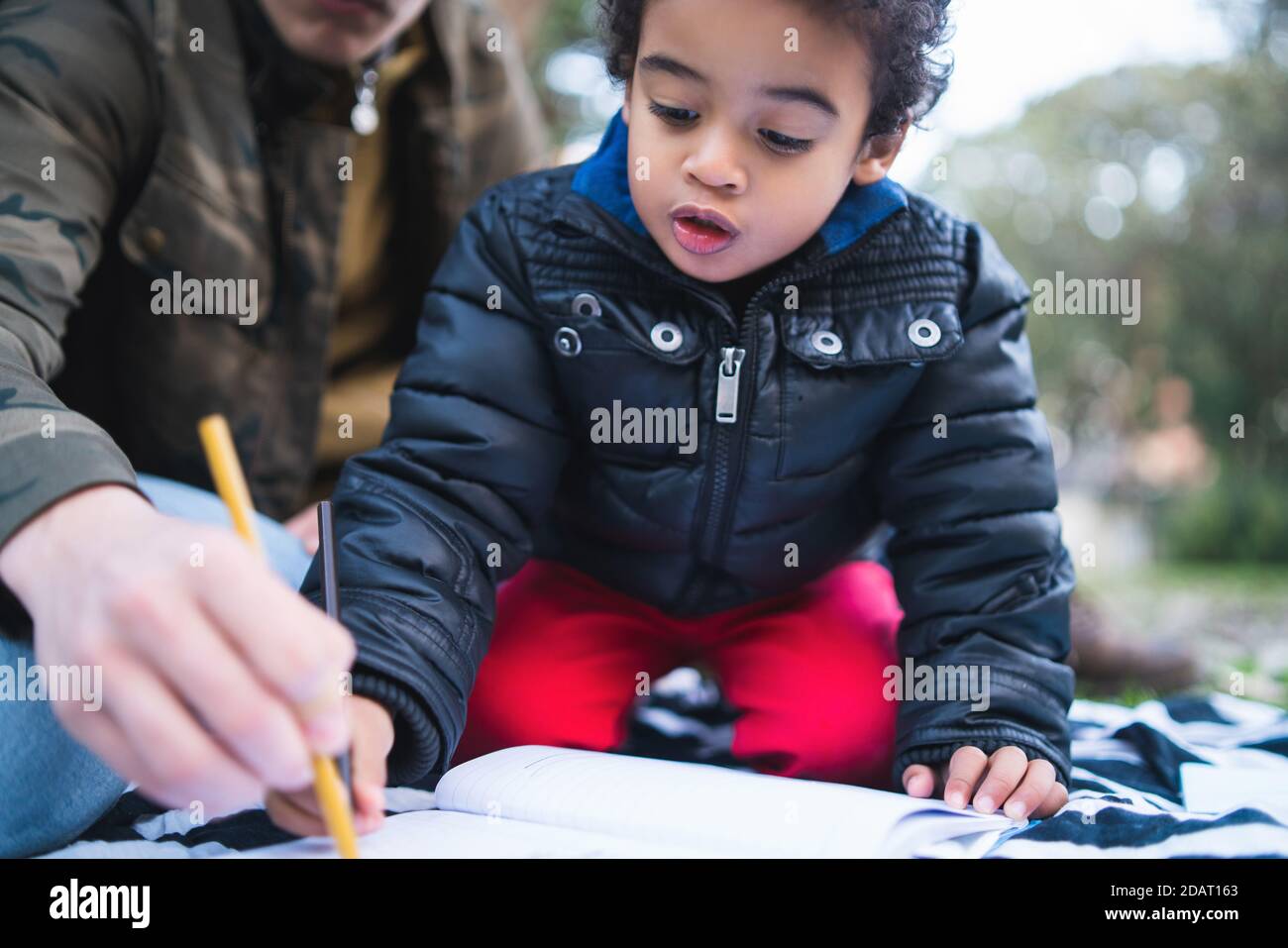 Bambino afroamericano con suo padre. Foto Stock