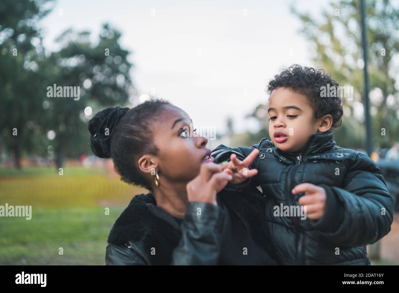 Madre afroamericana con suo figlio. Foto Stock