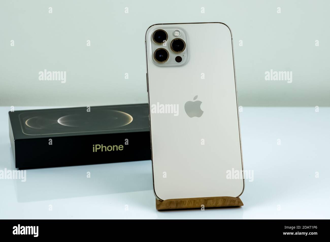 IPhone 12 Pro Max in oro accanto alla confezione. Foto Stock