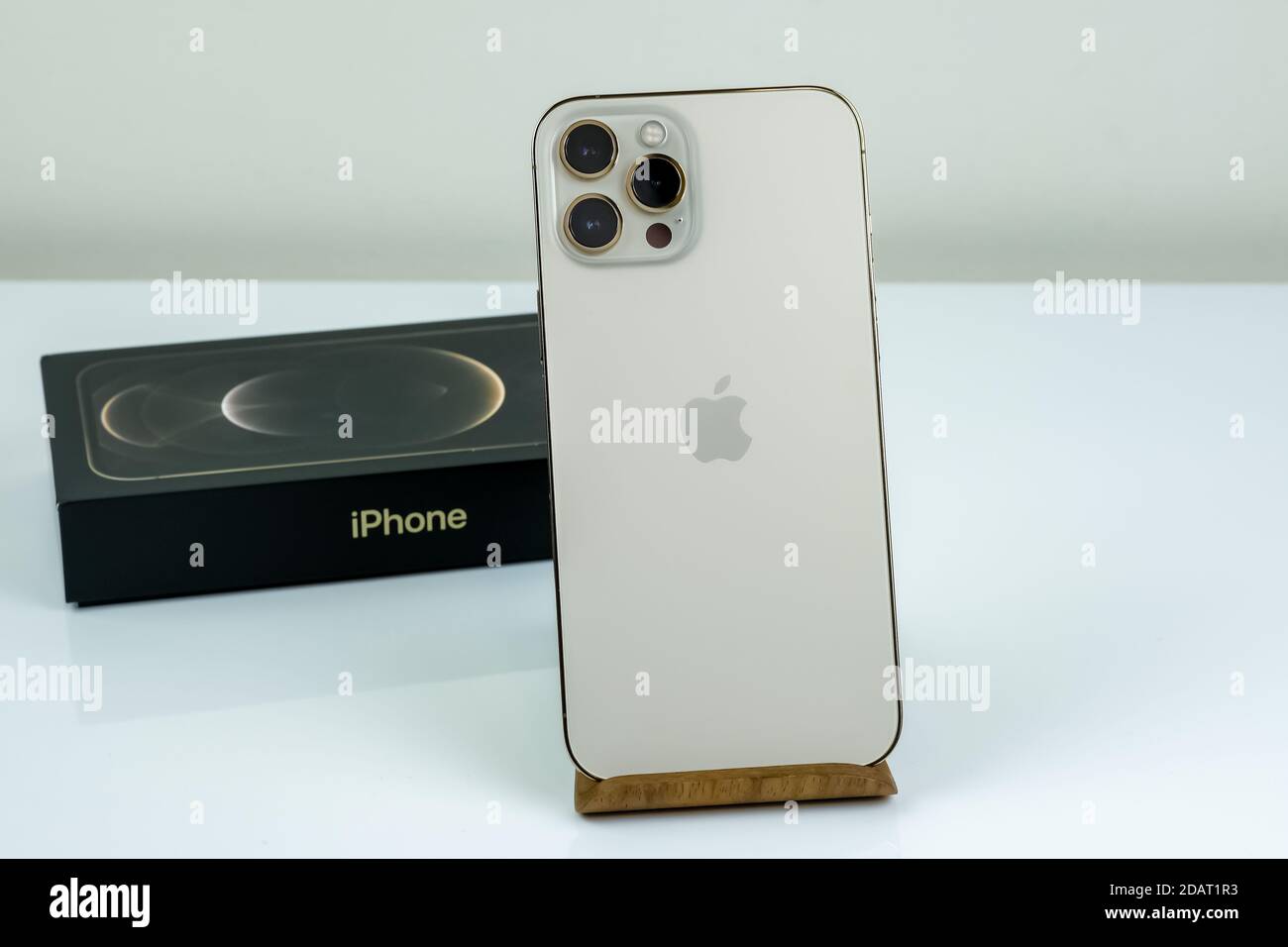 IPhone 12 Pro Max in oro accanto alla confezione. Foto Stock