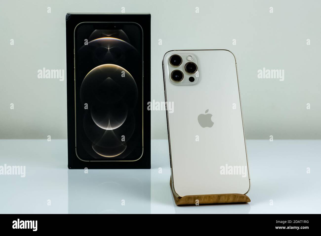 IPhone 12 Pro Max in oro accanto alla confezione. Foto Stock
