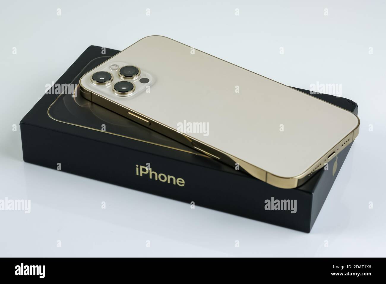 IPhone 12 Pro Max in oro accanto alla confezione Foto stock - Alamy