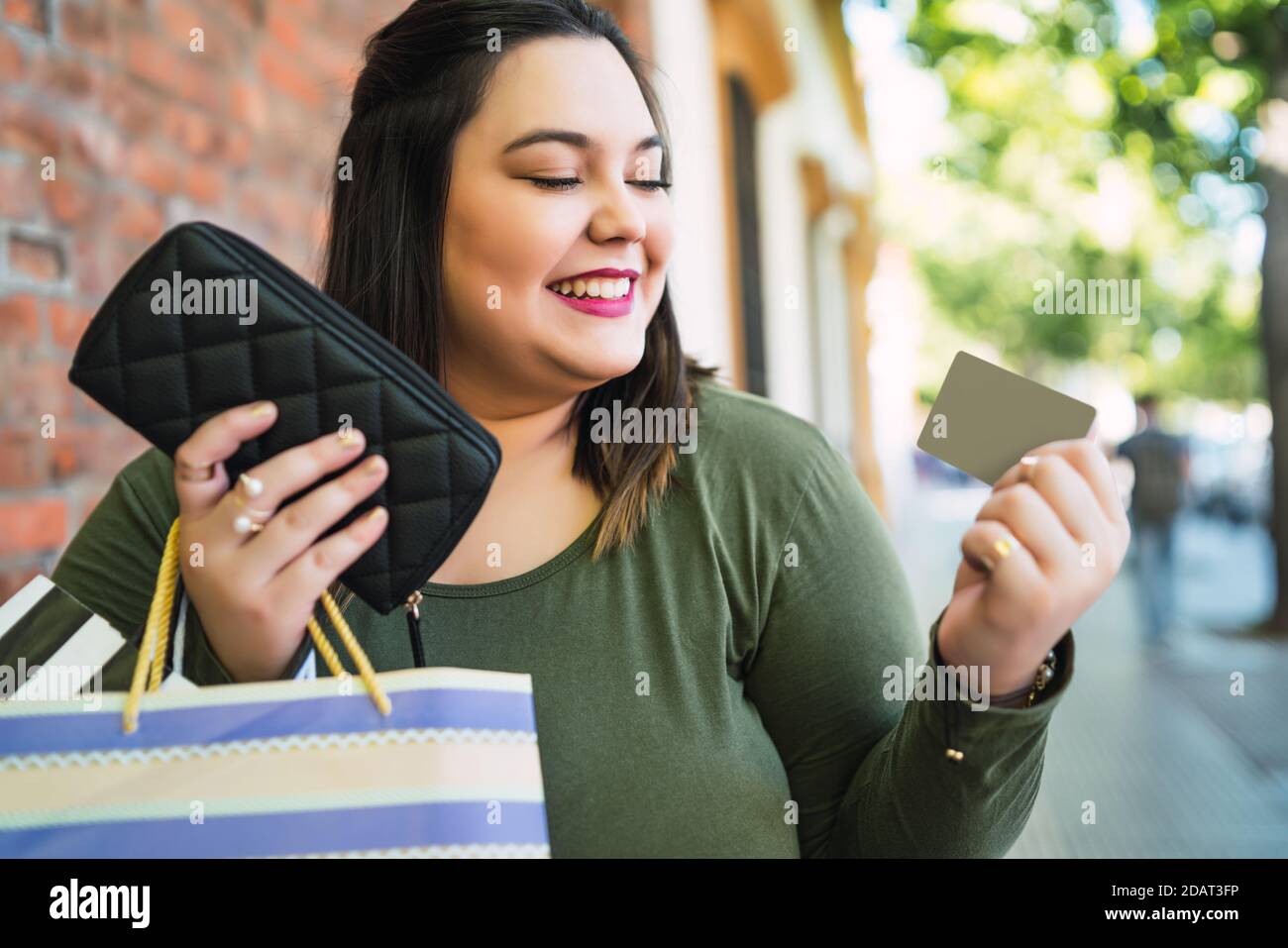 Giovane donna che fa shopping con carta di credito. Foto Stock