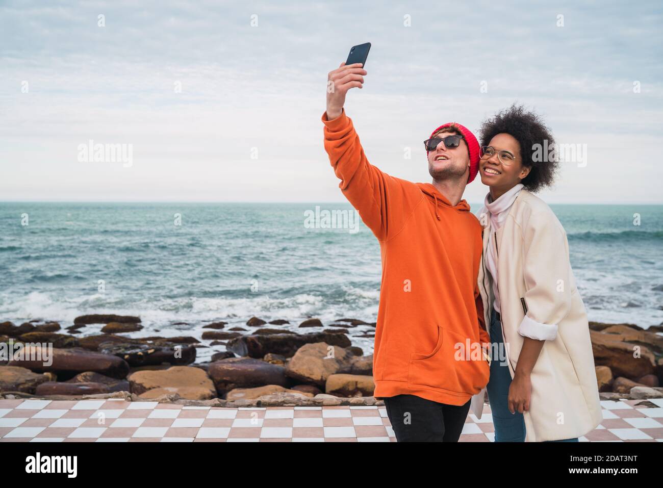 Due amici che prendono un selfie con smartpone. Foto Stock