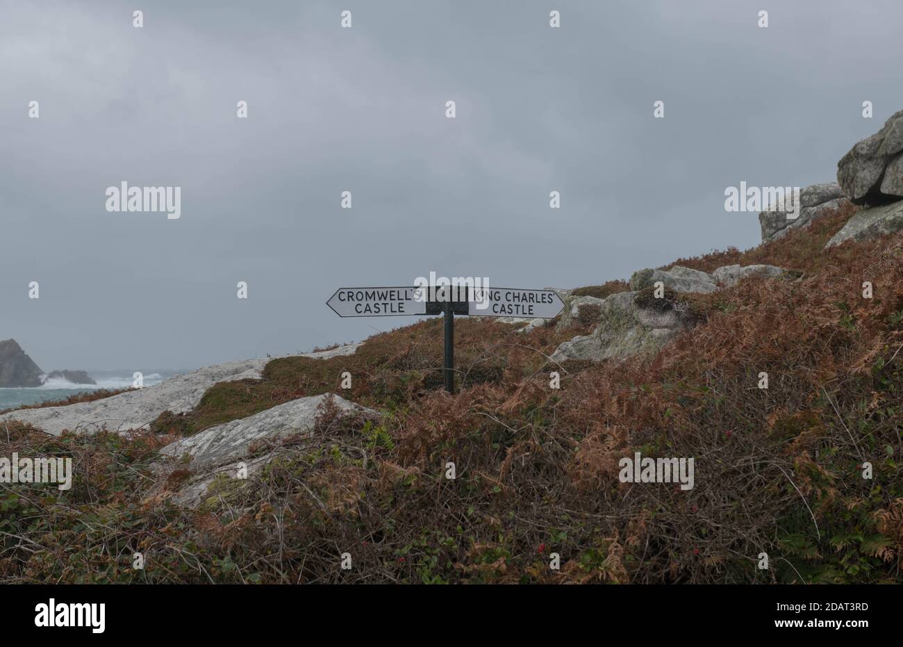 Metal Sign con indicazioni per le rovine di King Charles Castle E Cromwell Castello sull'isola di Tresco nel Isole di Scilly in autunno Foto Stock