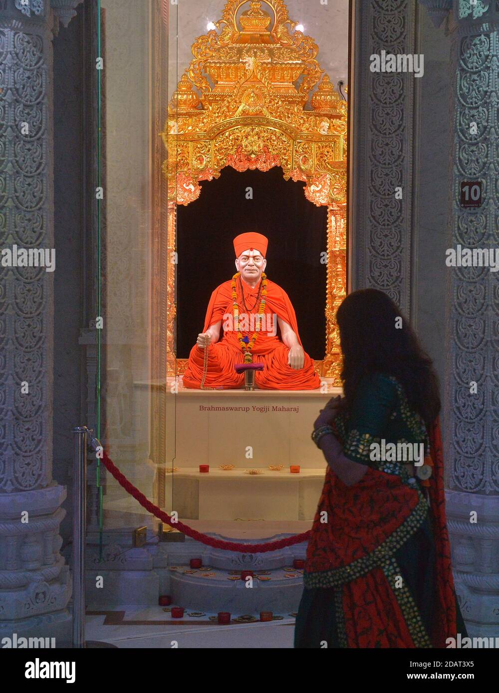 Chino Hills, Stati Uniti. 15 novembre 2020. Un adoratore mascherato può pregare in vista delle celebrazioni di Diwali presso il BAPS Swaminarayan Mandir, un grande tempio indù a Chino Hills, California, sabato 14 novembre 2020. Diwali, il festival indiano della luce celebra la sconfitta dell'ignoranza attraverso la conoscenza da parte di un miliardo di persone in tutto il mondo. Il vice presidente eletto Kamala Harris, destinato ad essere il primo VP sudasiatico americano ha twittato fuori gli auguri per un Diwali felice. Foto di Jim Ruymen/UPI Credit: UPI/Alamy Live News Foto Stock