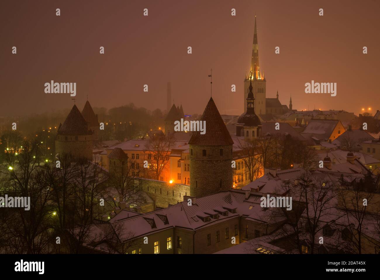 Vecchia Tallinn al crepuscolo di marcia. Estonia Foto Stock