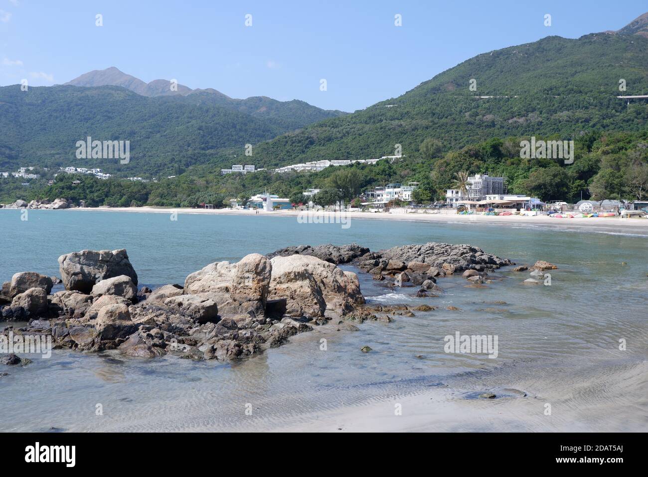 Rocce vicino alla riva dell'isola di Lantau, Hong Kong Foto Stock
