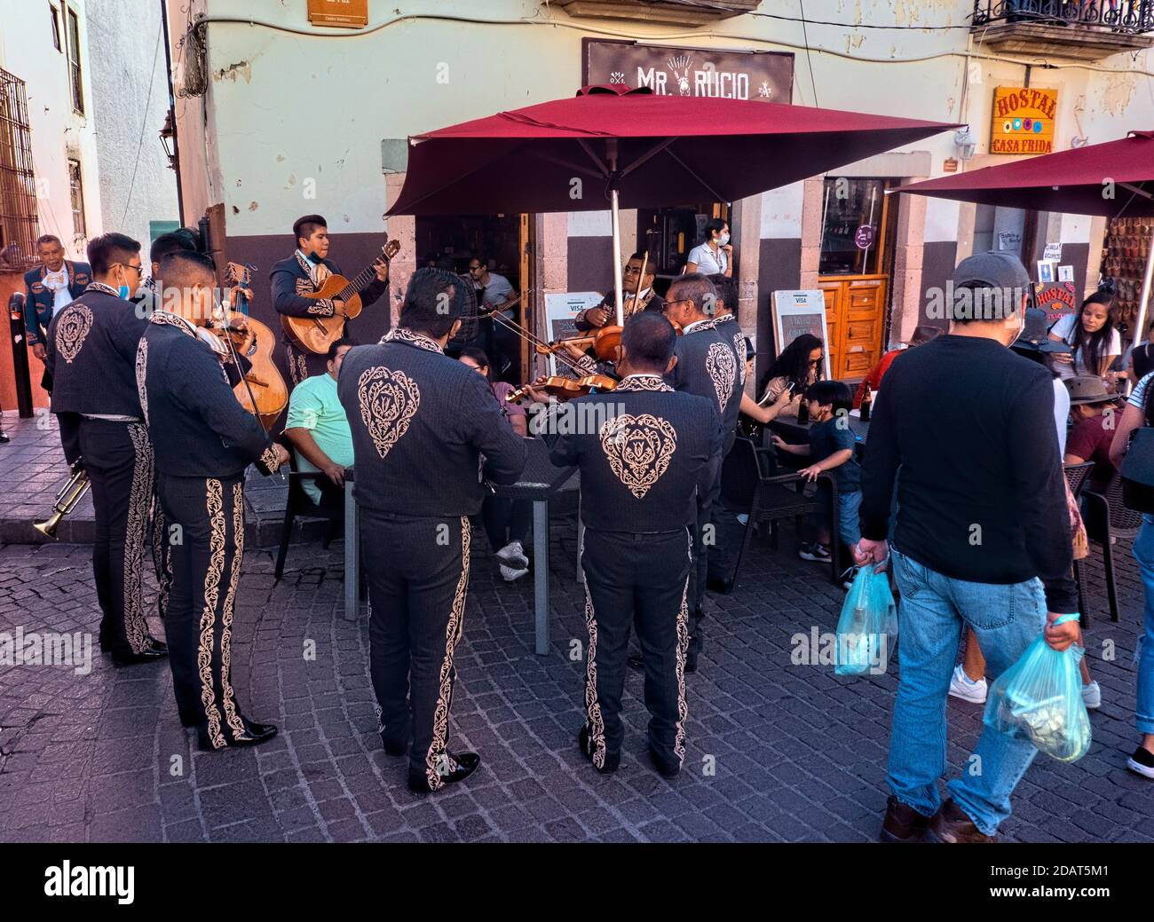 Essere serendato da musicisti mariachi nel centro storico di Guanajuato, Messico Foto Stock