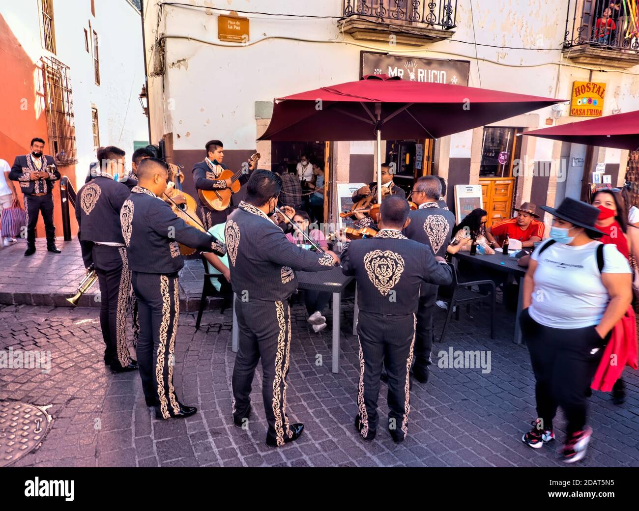Essere serendato da musicisti mariachi nel centro storico di Guanajuato, Messico Foto Stock
