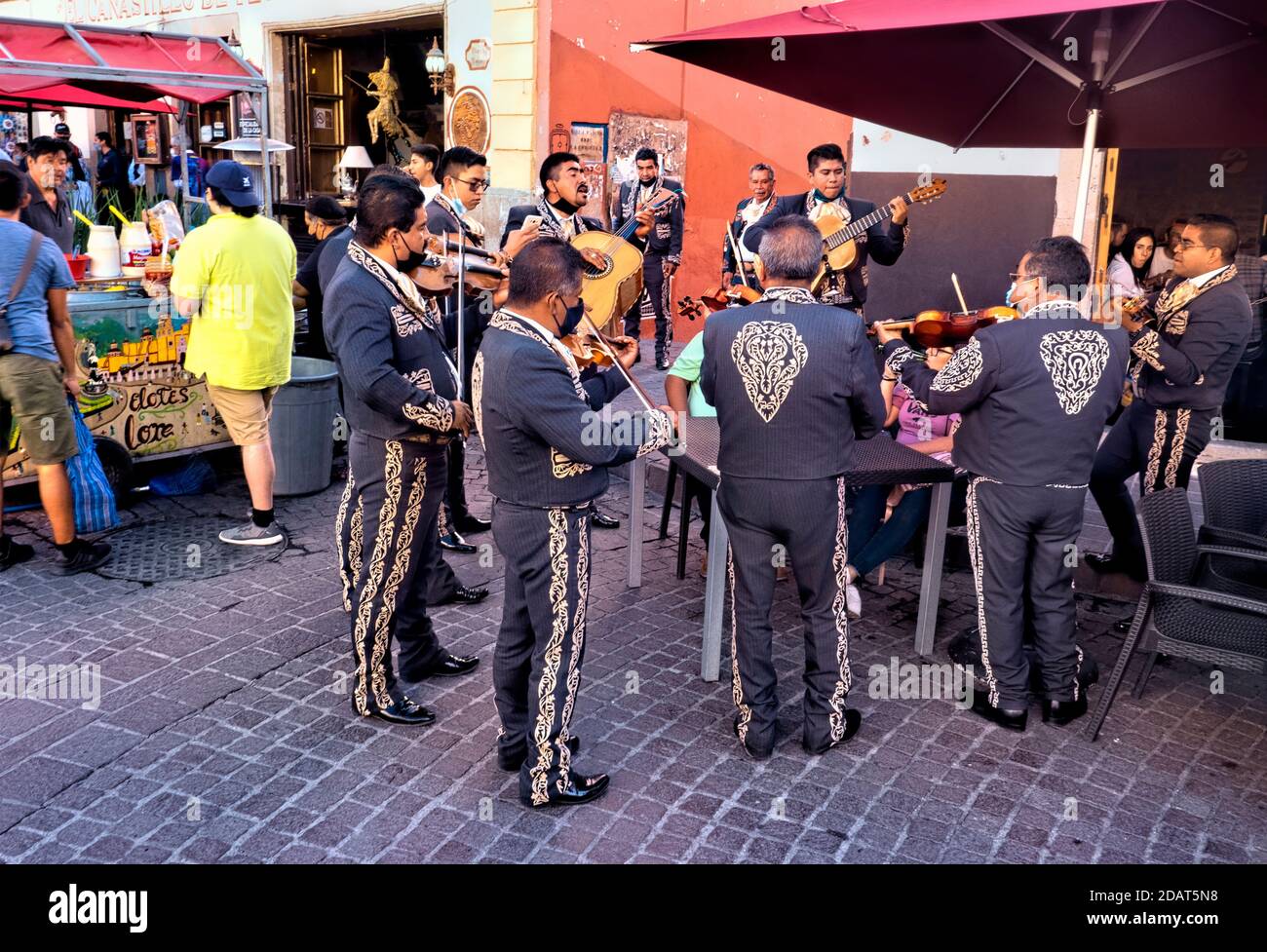 Essere serendato da musicisti mariachi nel centro storico di Guanajuato, Messico Foto Stock