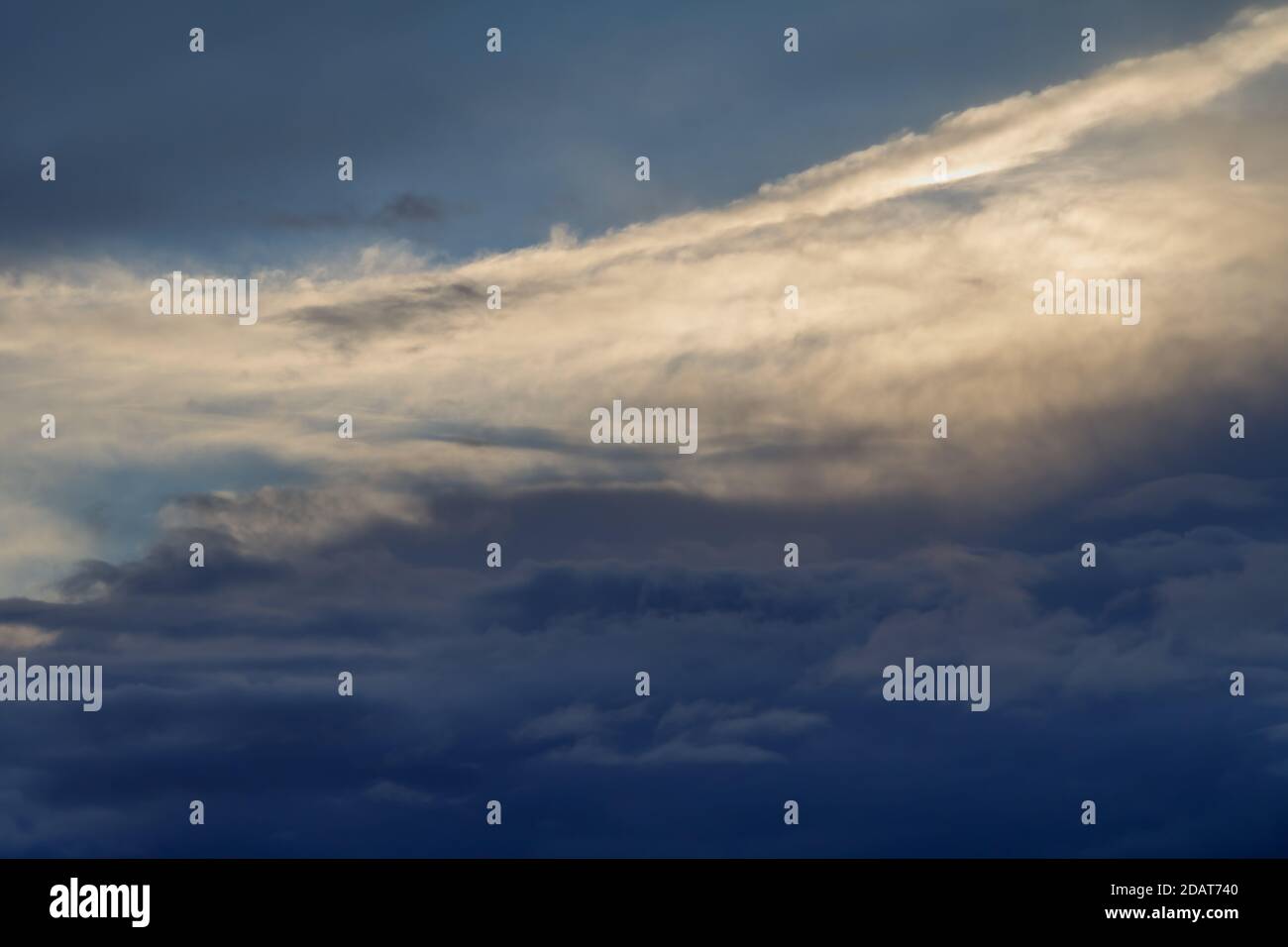 Una cresta di nuvole scure che si muovono su Clevedon da the4 Canale Bristol Foto Stock
