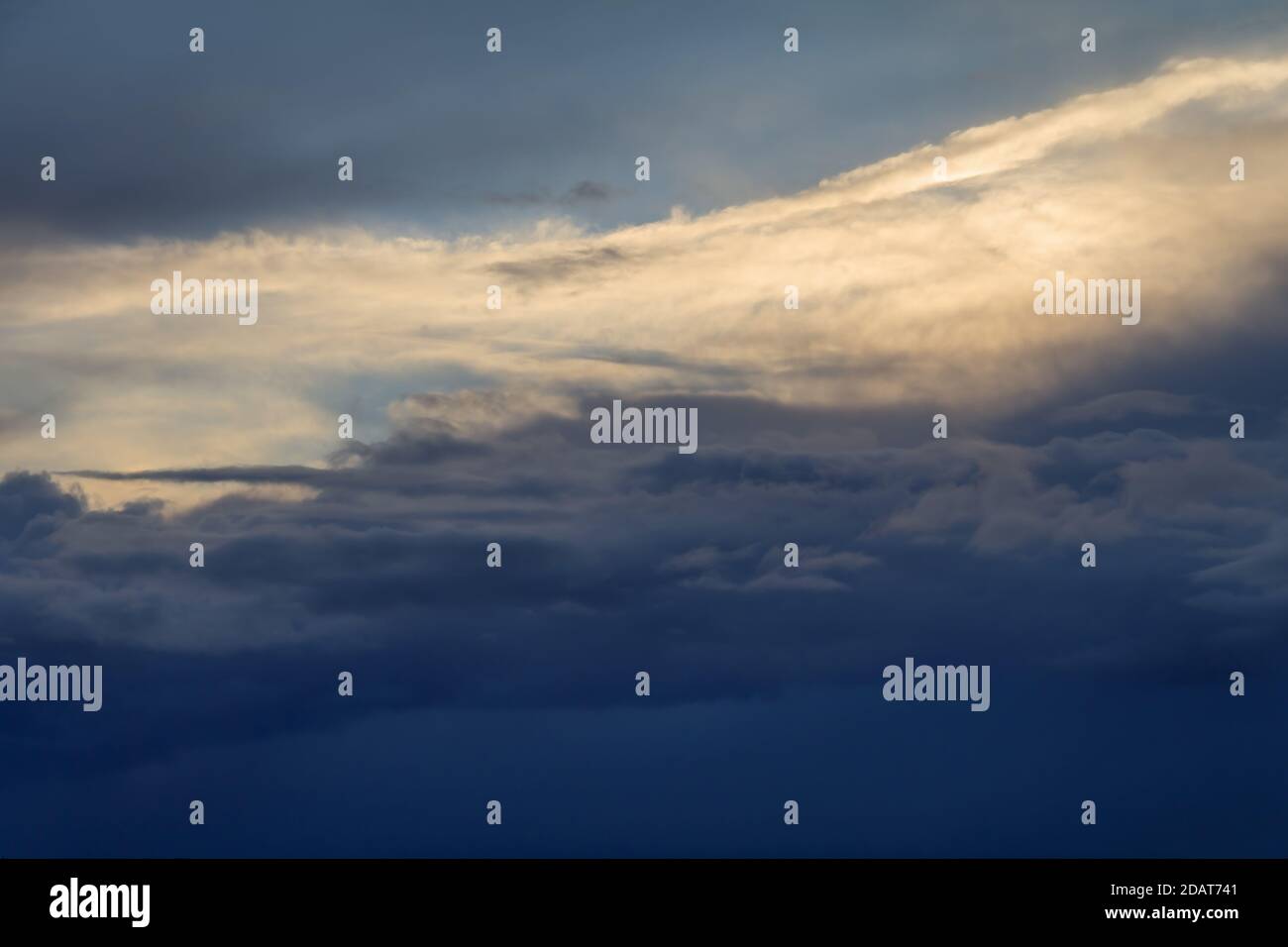 Una cresta di nuvole scure che si muovono su Clevedon da the4 Canale Bristol Foto Stock