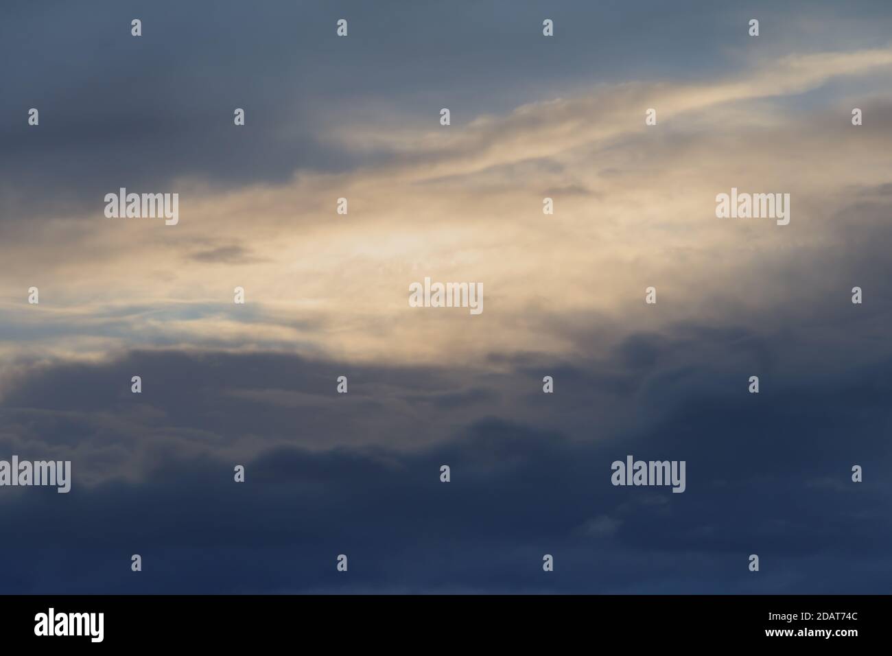 Nuvole scure con il sole che illumina alcune nuvole coperchio Foto Stock