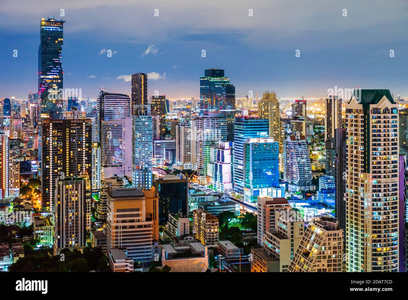 Vista della città di Bangkok di notte, Thailandia Foto Stock