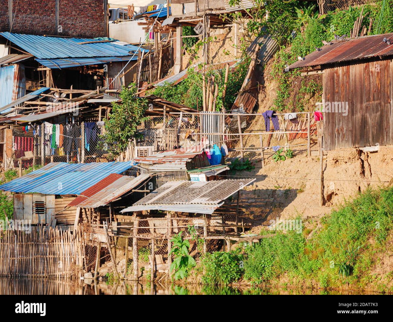 Akha villaggio nelle montagne del Laos del Nord, cielo drammatico del tramonto. Remoto villaggio tribale destinazione di viaggio per trekking tribale, Akha gruppo etnico e. Foto Stock