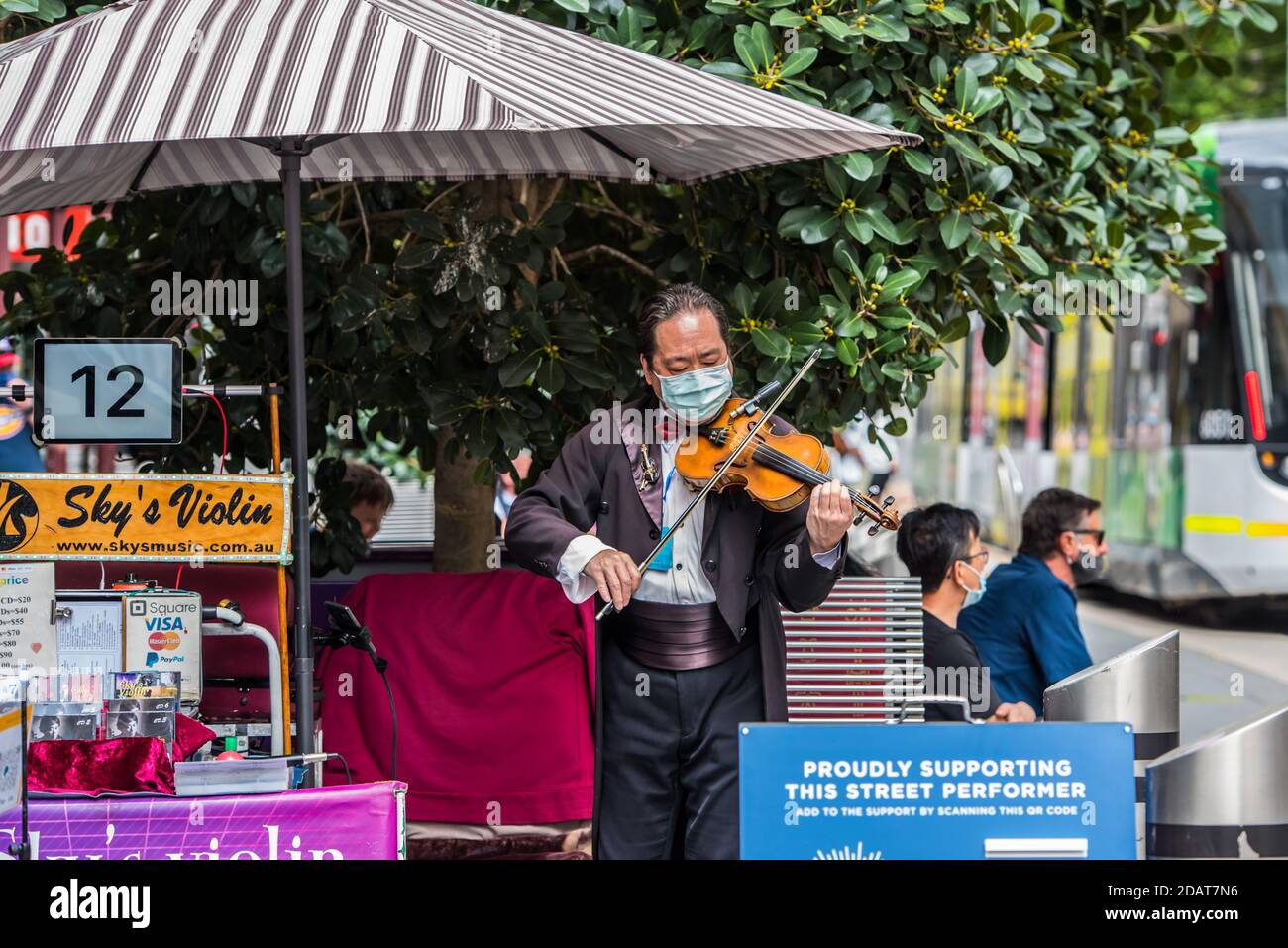 Melbourne, Australia. 15 novembre 2020. Violinista che suona musica per le strade del CBD di Melbourne. Credit: SOPA Images Limited/Alamy Live News Foto Stock