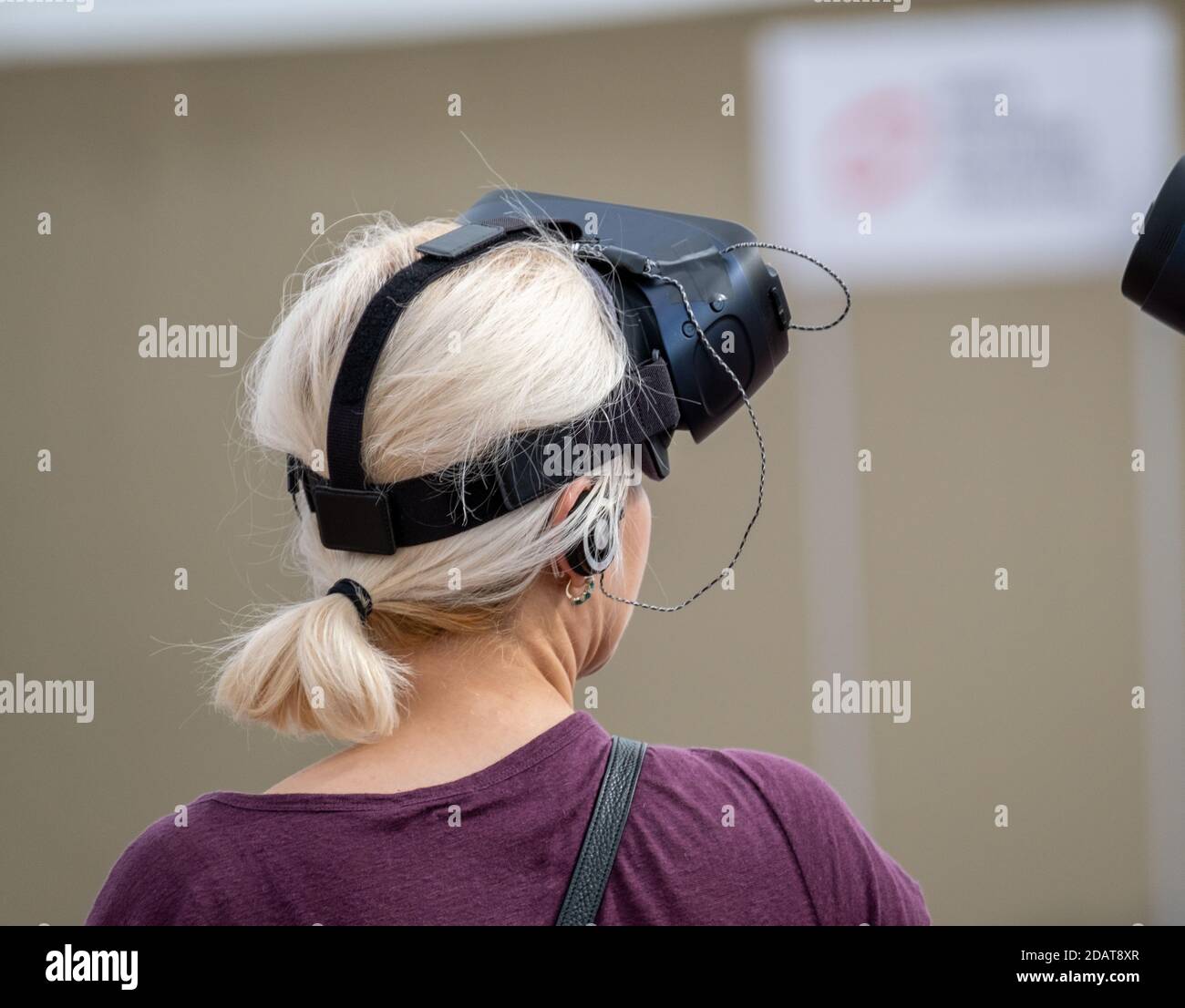 Donna irriconoscibile con visore VR in strada Foto Stock