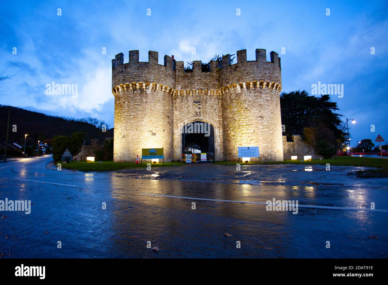 Gwrych Castle, Abergele, Wales, UK 15/11/2020, i'm a Celebrity: Condizioni umide e ventose il primo giorno di riprese del film di successo sono una celebrità con la città di Abergele che si prepara allo spettacolo e la folla fuori dal castello di Gwrych oggi. La città si sta preparando per lo spettacolo fin dall'annuncio con striscioni e vetrine a tema di molti dei negozi e locali nella città del Galles del Nord. Le condizioni sono la viticolosa a dire il meno con freddo, bagnato e ventoso tempo in per il primo giorno, che è tipico tempo britannico per questa zona del Regno Unito. Credit: DGImages/Alamy Live News Foto Stock