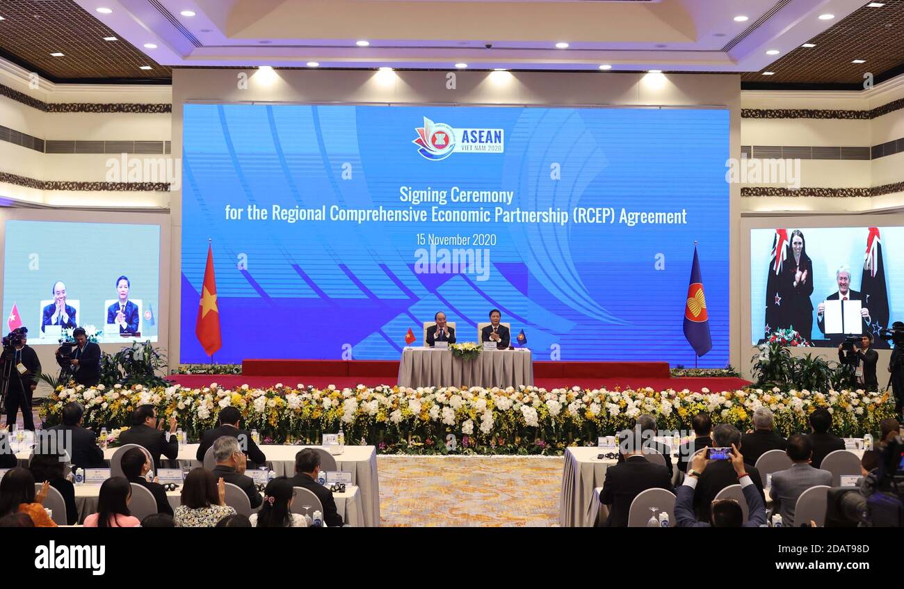 Hanoi, Vietnam. 15 novembre 2020. La cerimonia di firma dell'accordo di partenariato economico globale regionale (RCEP) si svolge tramite videoconferenza ad Hanoi, capitale del Vietnam, il 15 novembre 2020. L'accordo di RCEP è stato firmato domenica tra i suoi 15 paesi partecipanti, lanciando il più grande blocco mondiale del libero scambio. Credit: VNA/Xinhua/Alamy Live News Foto Stock