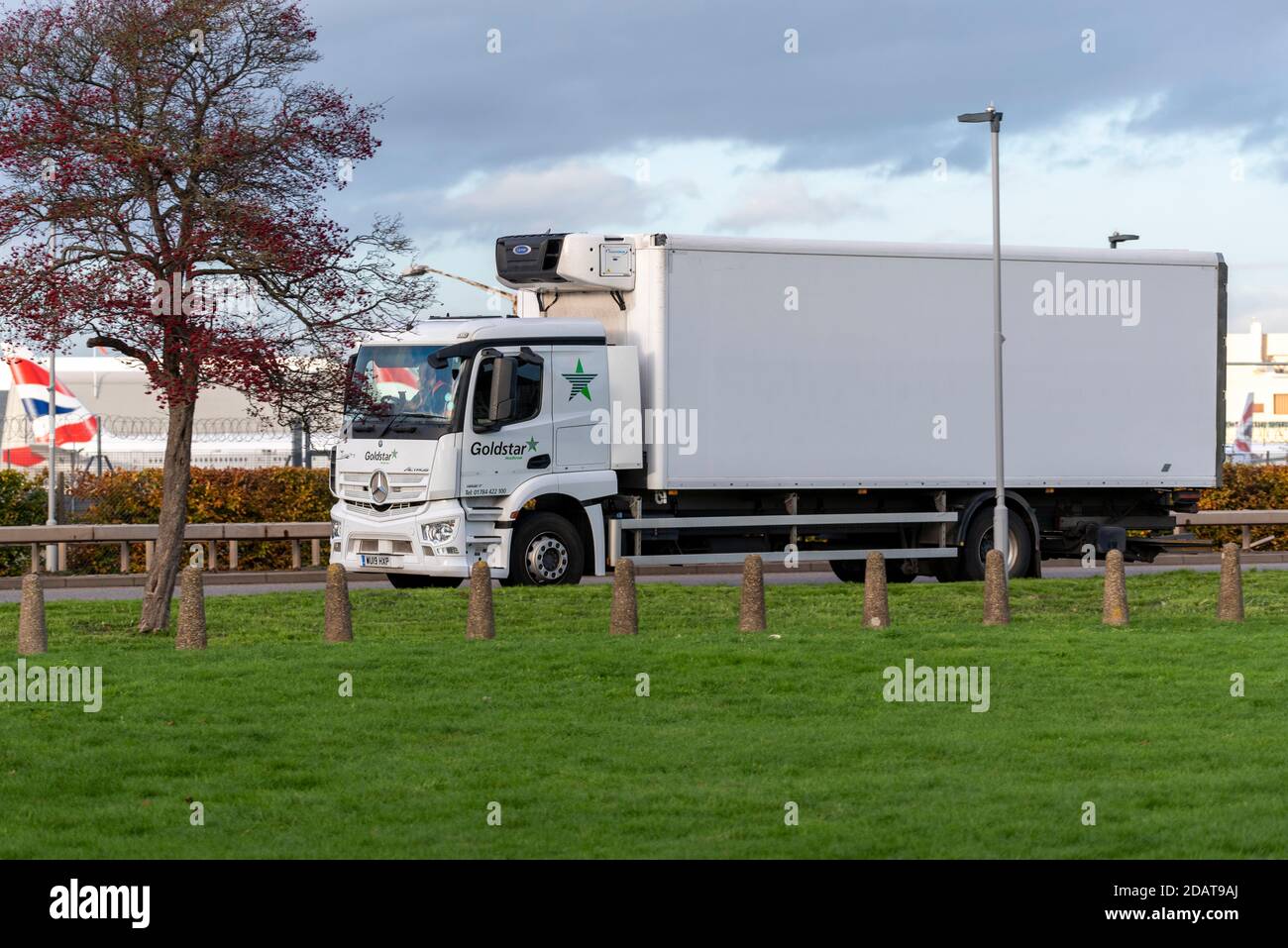 Consegna in camion Goldstar che passa dall'aeroporto Heathrow di Londra, Regno Unito, sulla A30. Carrozzeria rigida Mercedes Actros. Logistica, trasporto Foto Stock