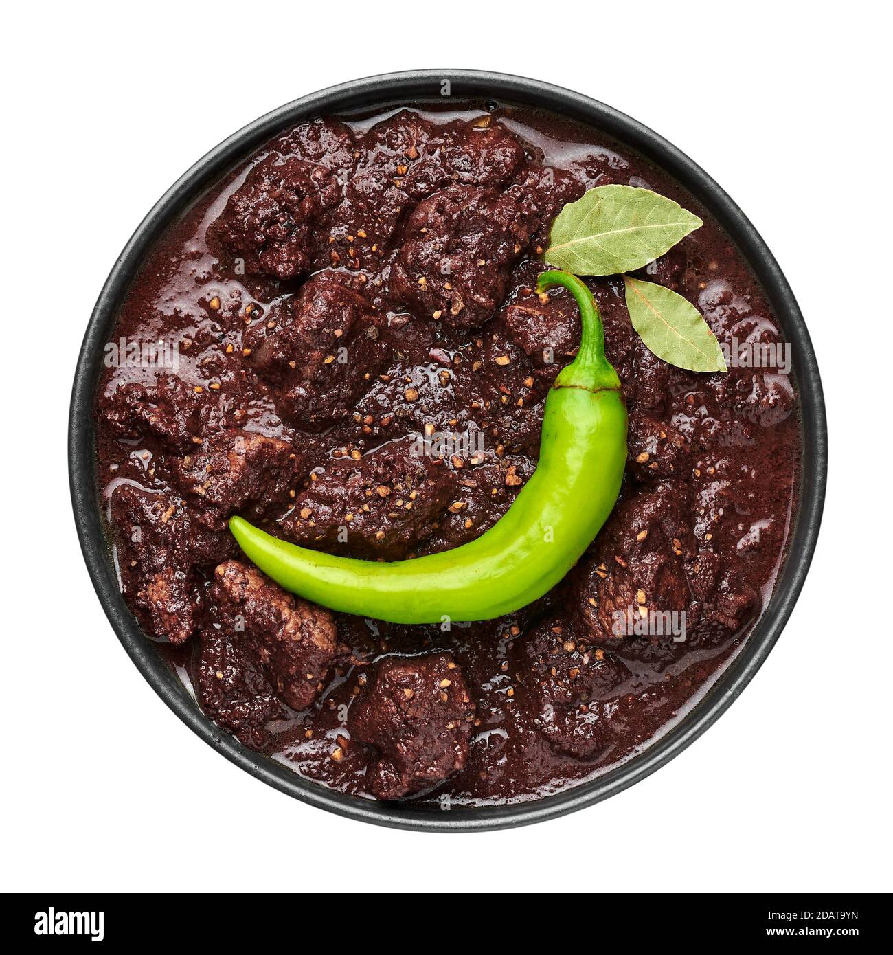 Dinuguan in ciotola nera isolata su bianco. Piccante cucina filippina maiale sangue stufato piatto con carne. Cibo asiatico. Vista dall'alto Foto Stock