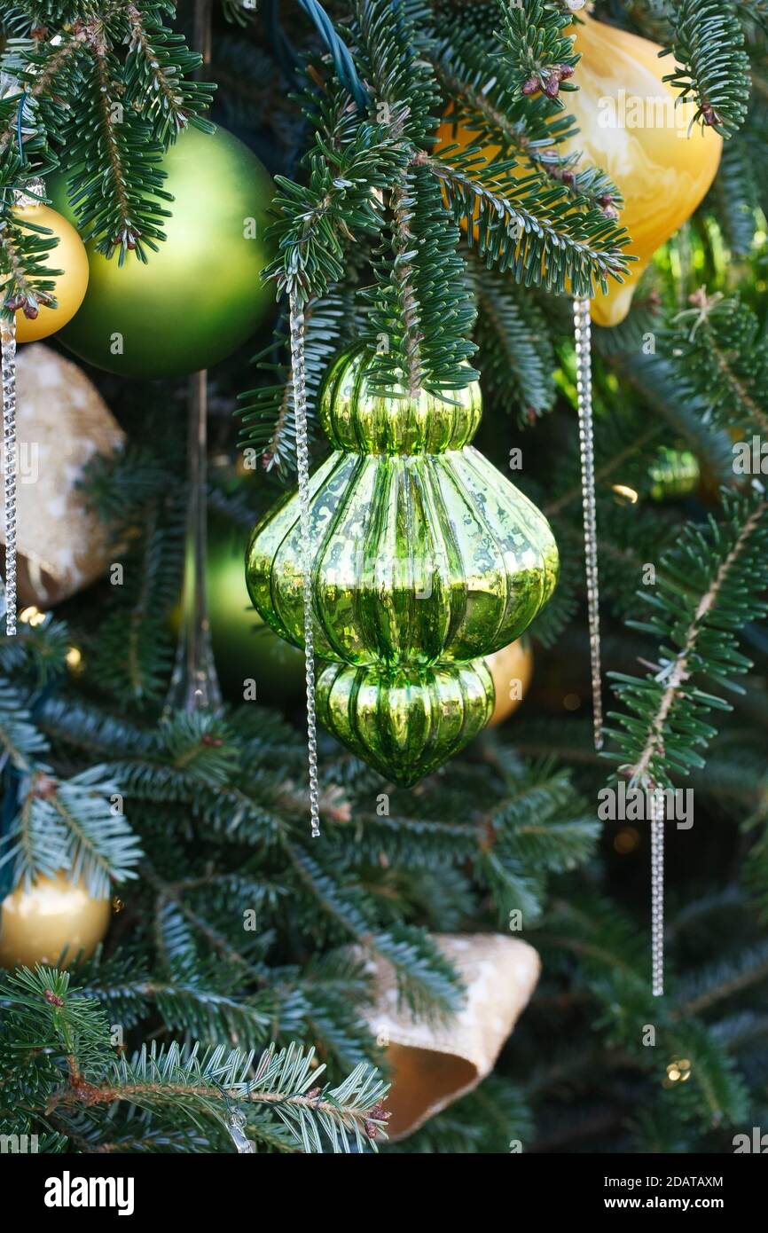 Baubles decorativo su un albero di Natale. Foto Stock