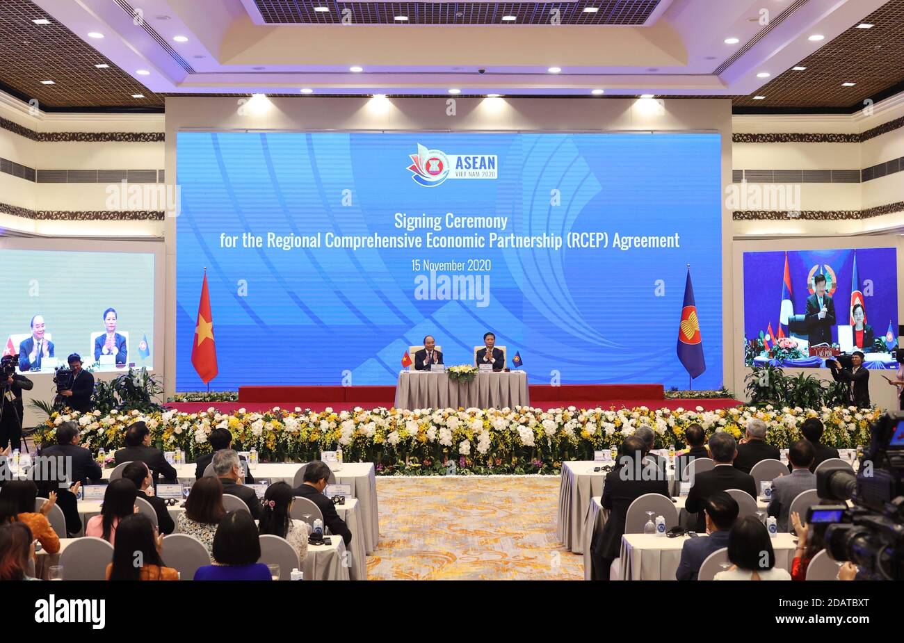 Hanoi, Vietnam. 15 novembre 2020. La cerimonia di firma dell'accordo di partenariato economico globale regionale (RCEP) si svolge tramite videoconferenza ad Hanoi, capitale del Vietnam, il 15 novembre 2020. L'accordo di RCEP è stato firmato domenica tra i suoi 15 paesi partecipanti, lanciando il più grande blocco mondiale del libero scambio. Credit: VNA/Xinhua/Alamy Live News Foto Stock