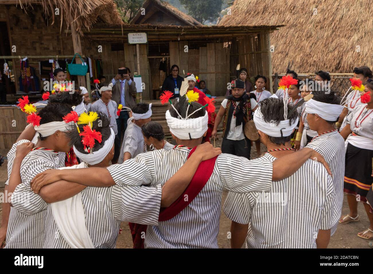 Ragazzi e ragazze della tribù kuki di Nagaland Balli e festeggiamenti durante il festival hornbill a Nagaland India 3 dicembre 2016 Foto Stock