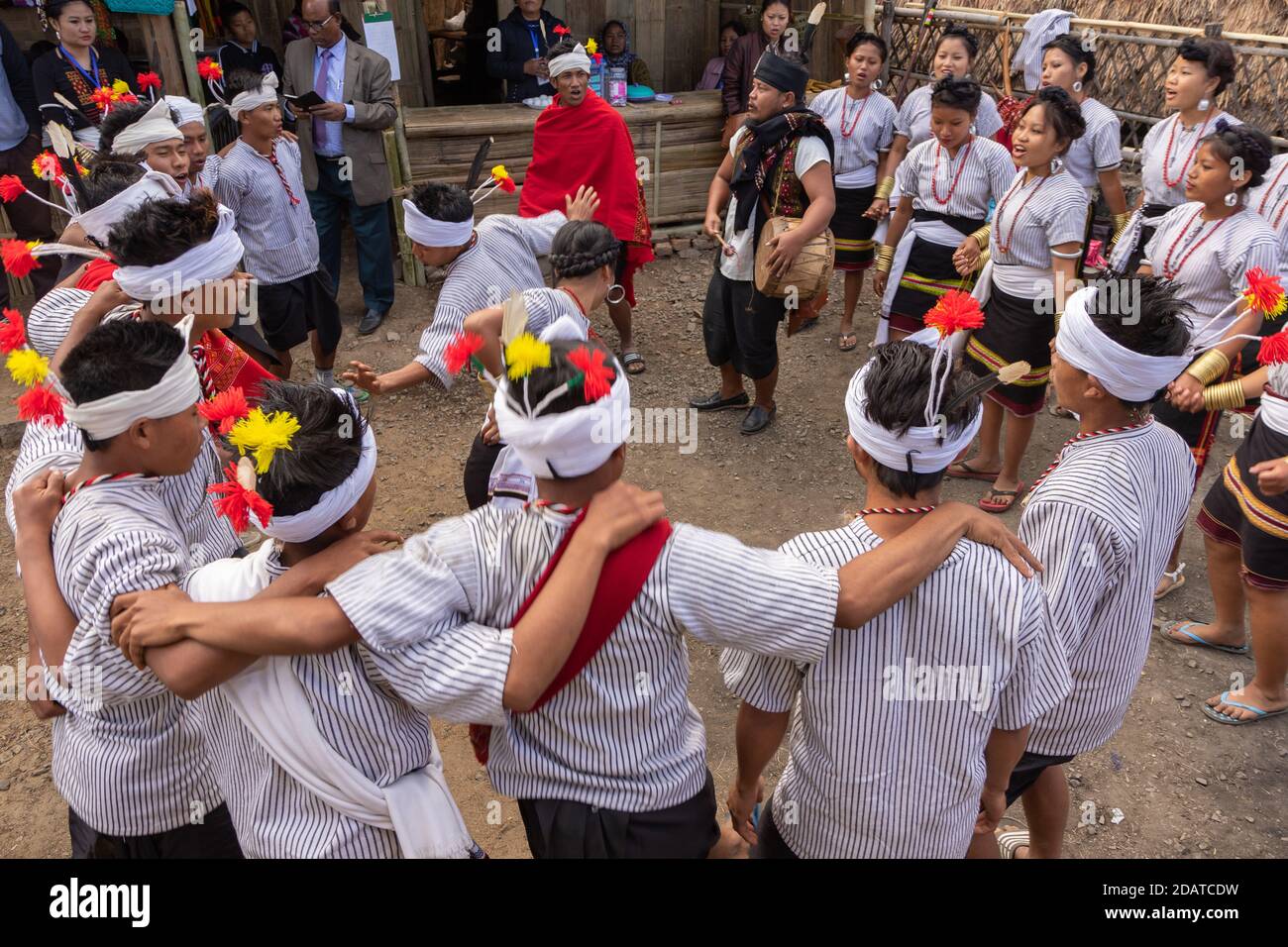 Ragazzi e ragazze della tribù kuki di Nagaland Balli e festeggiamenti durante il festival hornbill a Nagaland India 3 dicembre 2016 Foto Stock