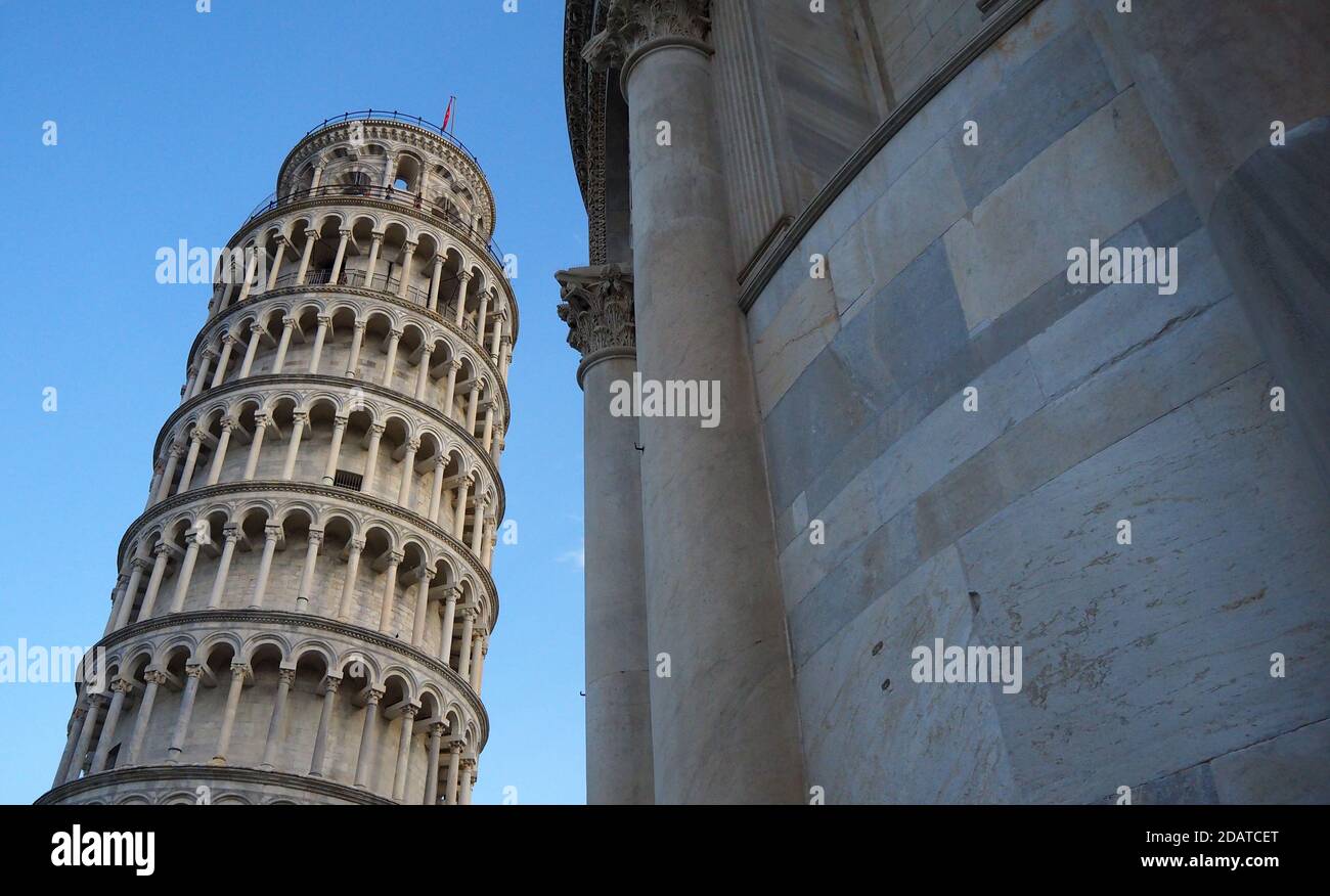 La Torre di Pisa è il campanile, o freestanding campanile della cattedrale della città italiana di Pisa, conosciuta in tutto il mondo per la sua inclinazione non intenzionale. Foto Stock
