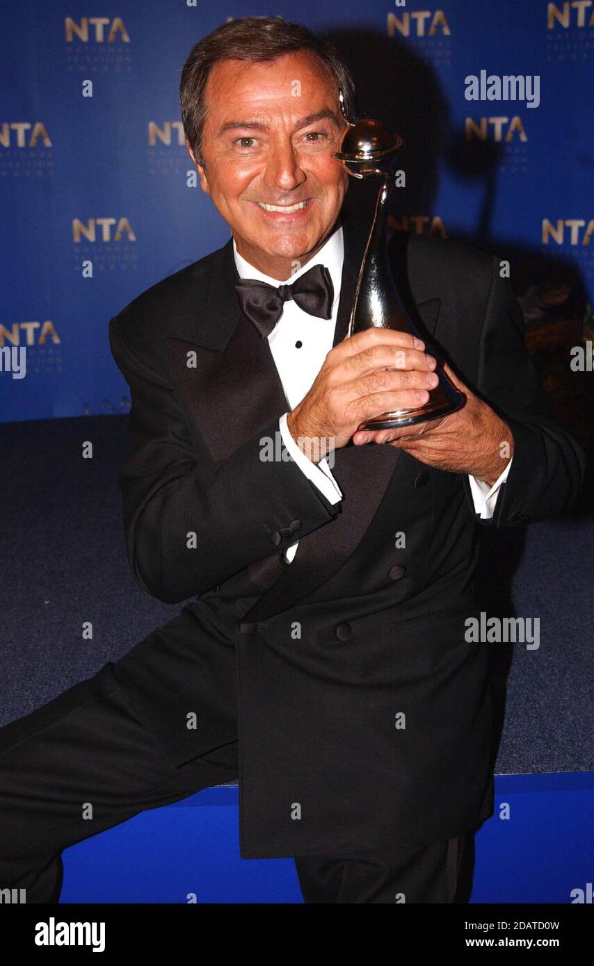 File foto datata 23/10/2001 di Des o'Connor con il suo Special Achievement Award al National Television Awards presso la Royal Albert Hall di Londra. Des o'Connor, 88 anni, è scomparso purtroppo sabato 14 novembre. Il suo agente ha confermato di essere stato ricoverato in ospedale poco più di una settimana fa, a seguito di una caduta a casa sua nel Buckinghamshire. Purtroppo ieri sera la sua condizione improvvisamente si è deteriorata e si è allontanato pacificamente nel suo sonno. Foto Stock