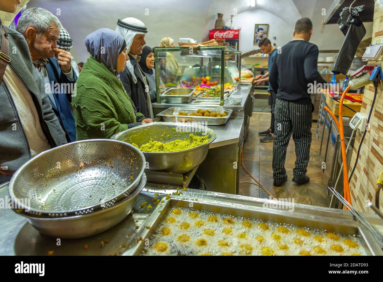 Cibo outlet, Souk Khan al-Zeit Street nella città vecchia, città vecchia, patrimonio dell'umanità dell'UNESCO, Gerusalemme, Israele, Medio Oriente Foto Stock