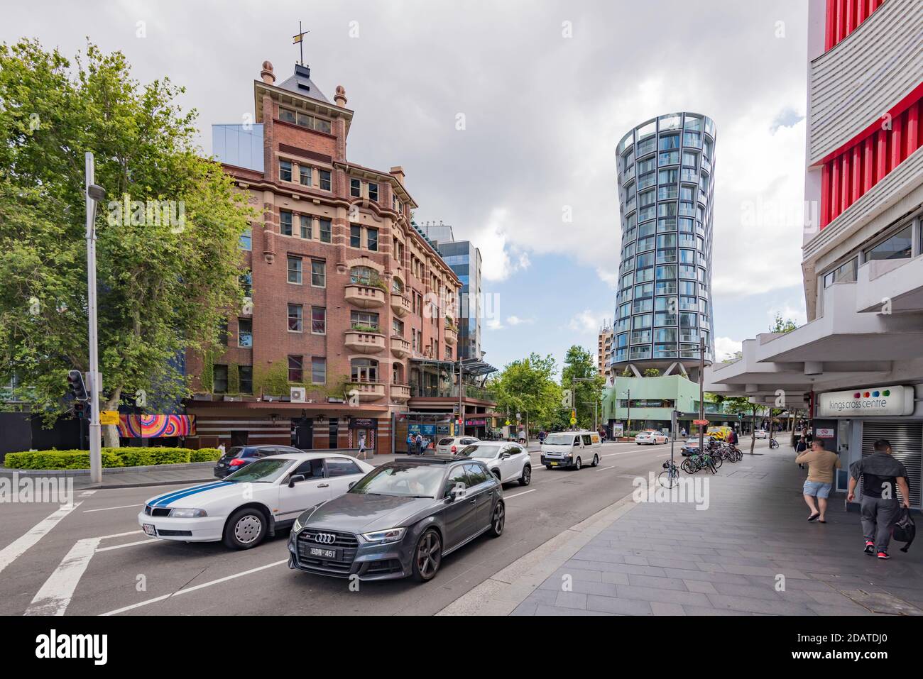 Il 1915 Kings Cross Hotel, in stile classico e gratuito della Federazione, è in contrasto con la torre residenziale Omnia, a forma di clessidra, costruita nel 2018 a Sydney. Foto Stock
